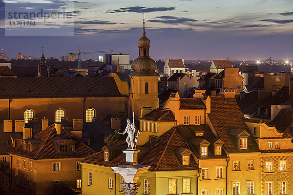 Polen  Warschau  Altstadt bei Dämmerung  historische Häuserdächer  König Sigismund III Vasa-Statue