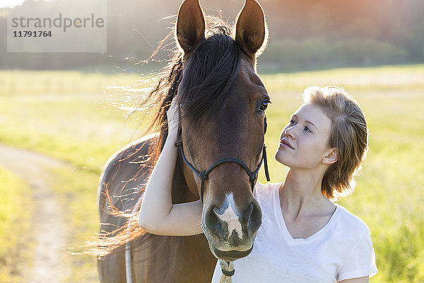Junge Frau und Pferd in der Natur