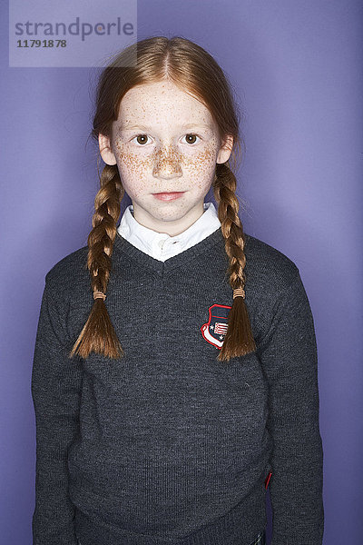 Porträt eines rothaarigen Mädchens mit Sommersprossen