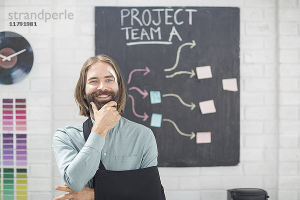 Büroangestellter denkt an Teamprojekt