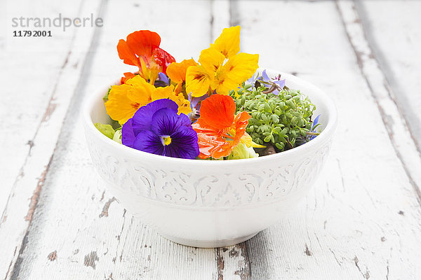 Schale mit Blattsalat mit verschiedenen essbaren Blüten