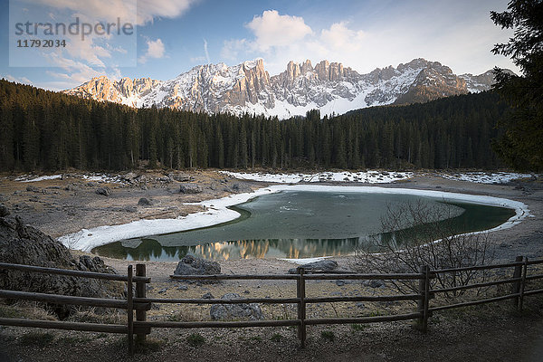 Italien  Südtirol  Dolomiten  Karersee und Latemar Gruppe