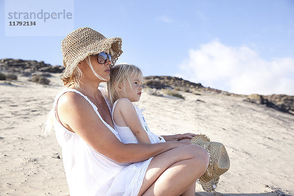 Spanien  Fuerteventura  Mutter mit Tochter am Strand