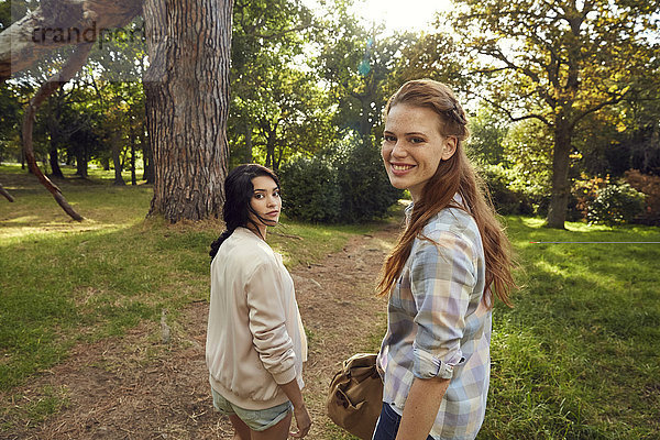 Zwei junge Frauen in der Natur