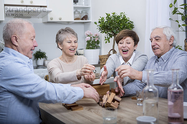 Gruppe von Senioren bei einem Spielabend zu Hause