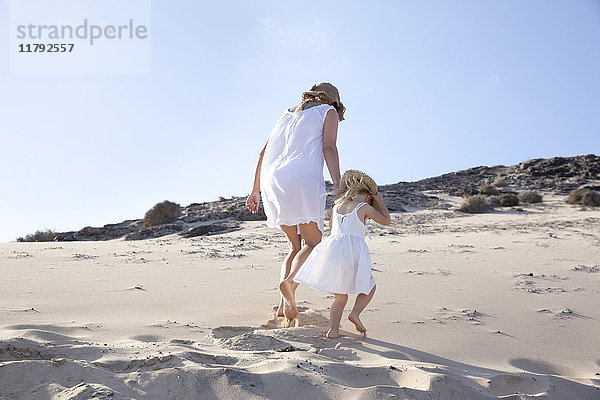 Spanien  Fuerteventura  Mutter geht mit Tochter am Strand spazieren