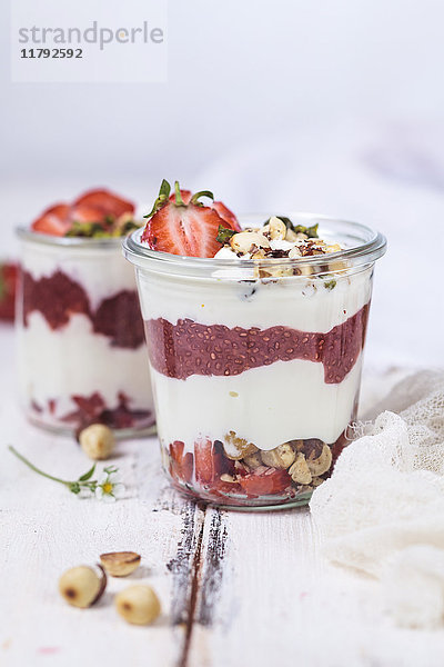 Joghurt mit Erdbeeren  Erdbeer-Chia-Marmelade  Haselnüssen und Pistazien