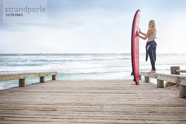 Frau am Meer mit Surfbrett