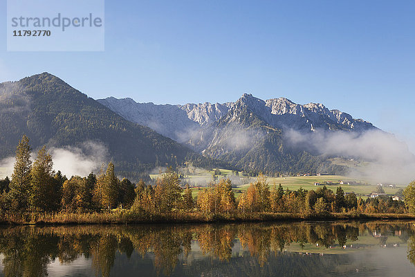 Österreich  Tirol  Walchsee im Herbst
