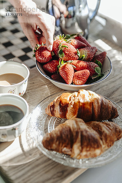 Erdbeeren  Croissants und Kaffee in der Küche