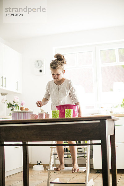 Kleines Mädchen beim Backen in der Küche