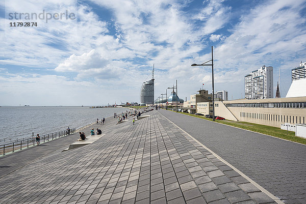 Deutschland  Bremerhaven  Uferpromenade mit Atlantic Hotel Sail City im Hintergrund