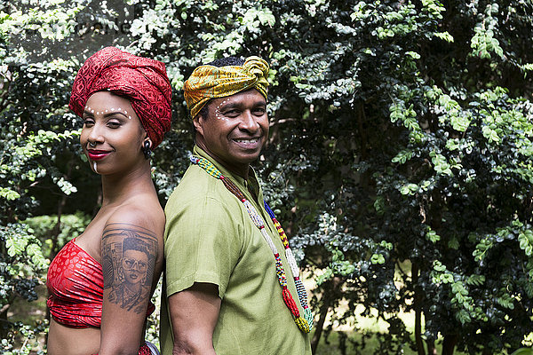 Porträt des Vaters und der erwachsenen Tochter in traditioneller brasilianischer Kleidung