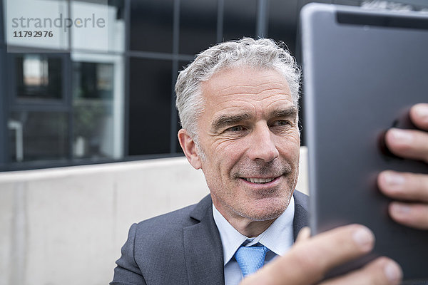 Reife Geschäftsleute  die einen Smartphone-Selfie nehmen