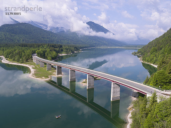 Deutschland  Bayern  Talsperre Sylvenstein und Alpenbrücke im Hintergrund