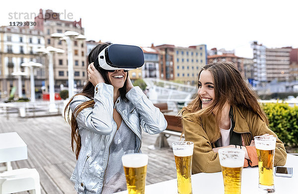 Zwei junge Frauen haben Spaß mit der VR-Brille in der Stadt