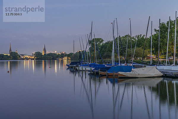 Deutschland  Hamburg  Außenalster  Fähranlegestelle Rabenstraße mit Blick auf die Innenstadt