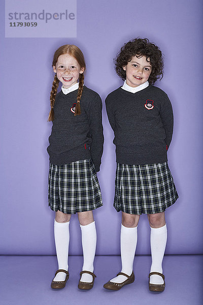 Porträt von zwei lächelnden Mädchen in Schuluniform