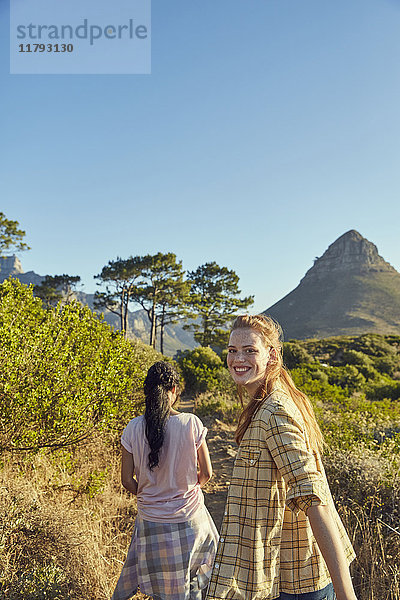 Südafrika  Kapstadt  Signal Hill  zwei junge Frauen beim Wandern