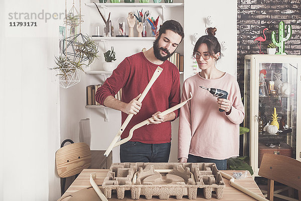 Junges Paar beim Zusammenbau von Flat-Pack-Hocker zu Hause