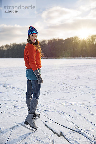 Porträt einer Frau beim Eislaufen auf dem zugefrorenen See
