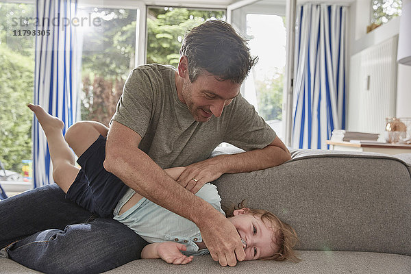 Vater spielt mit kleinem Sohn zu Hause