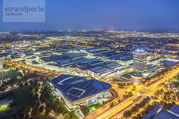 Deutschland  Bayern  München  Stadtbild mit BMW-Hauptsitz in der Nähe des Olympiaparks bei Nacht  Drohnenfotografie