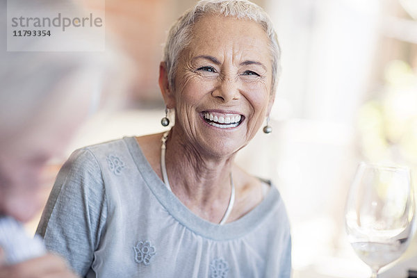 Porträt einer glücklichen Seniorin