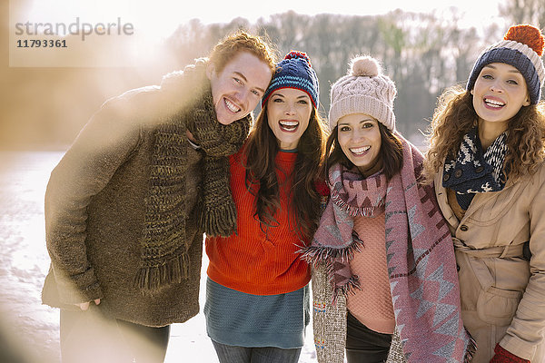 Portrait von glücklichen Freunden im Freien im Winter