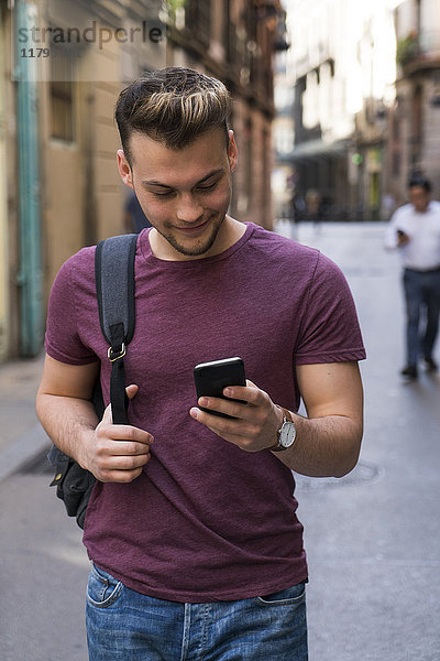 Junger Mann sucht Handy in der Stadt