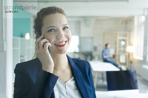 Lächelnde Geschäftsfrau beim Telefonieren