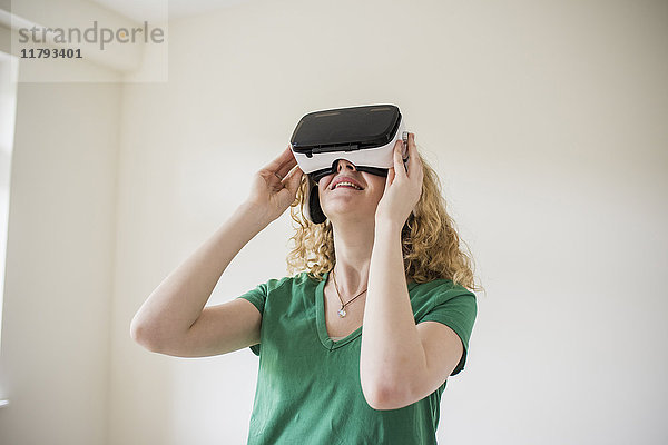 Frau mit VR-Brille schaut nach oben