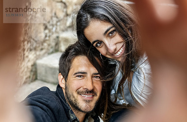 Selfie des lächelnden Paares im Freien