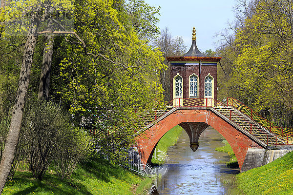 Russland  St. Petersburg  Puschkin  Katharinenpark  Brücke mit Gebäude über dem Bach