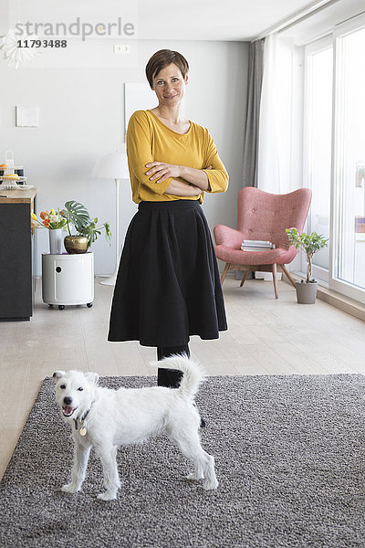 Porträt der Frau und ihres Hundes im Wohnzimmer