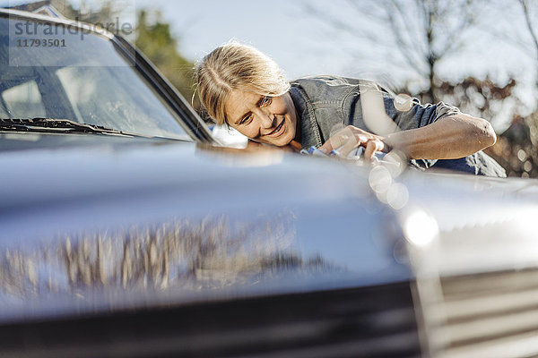 Frau putzt ihr Auto
