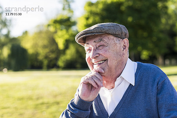 Porträt eines lächelnden älteren Mannes mit Mütze