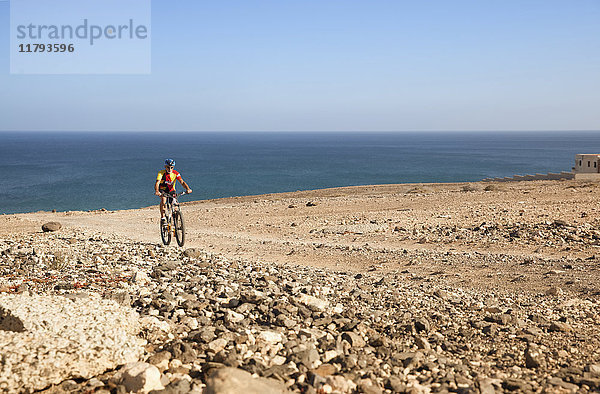Spanien  Kanarische Inseln  Fuerteventura  Senior auf Mountainbike