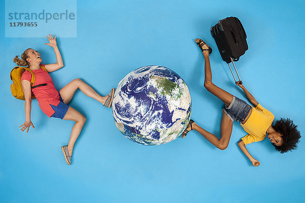 Zwei Frauen mit Gepäck rund um den Globus