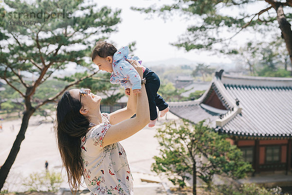 Südkorea  Seoul  Glückliche Mutter und kleines Mädchen beim Spielen im Changdeokgung Palace und Huwon