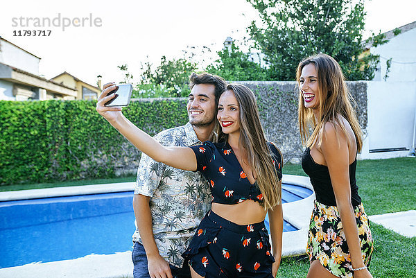 Freunde  die einen Selfie am Pool nehmen