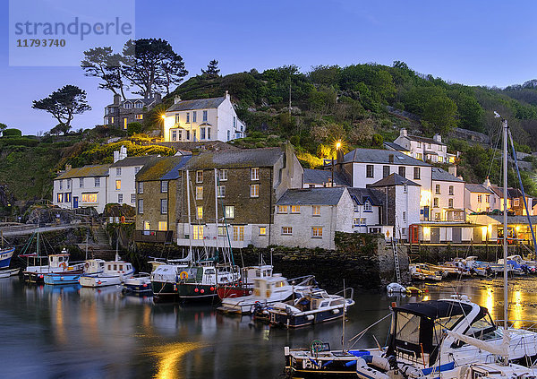 UK  England  Cornwall  Polperro  Fischereihafen bei Dämmerung