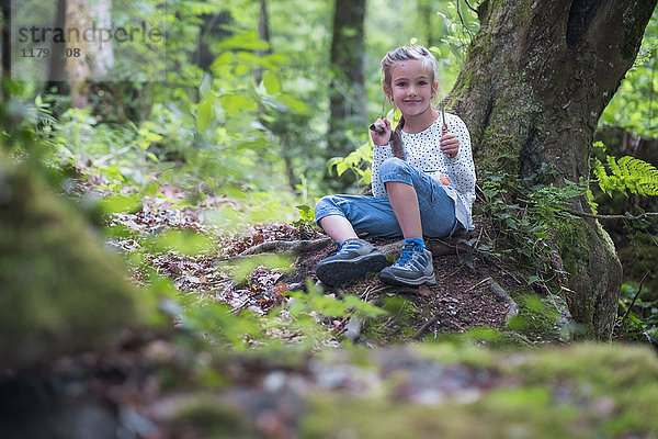 Porträt eines lächelnden kleinen Mädchens im Wald