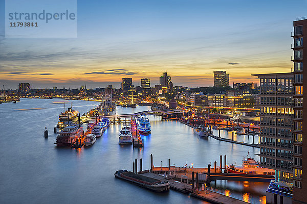Deutschland  Hamburg  Niederhafen bei Sonnenuntergang von der Elbphilharmonie aus gesehen