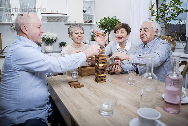 Gruppe von Senioren bei einem Spielabend zu Hause