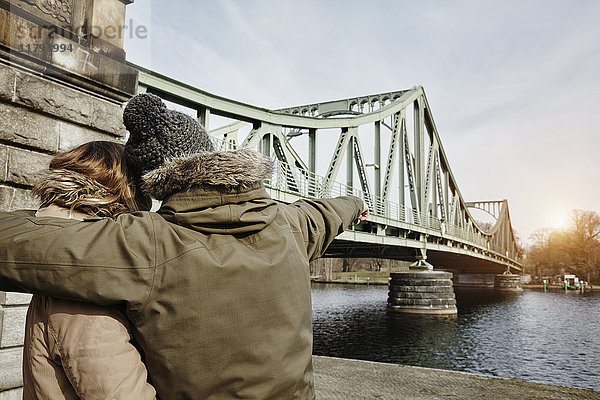 Deutschland  Potsdam  junges Paar an der Glienicker Brücke