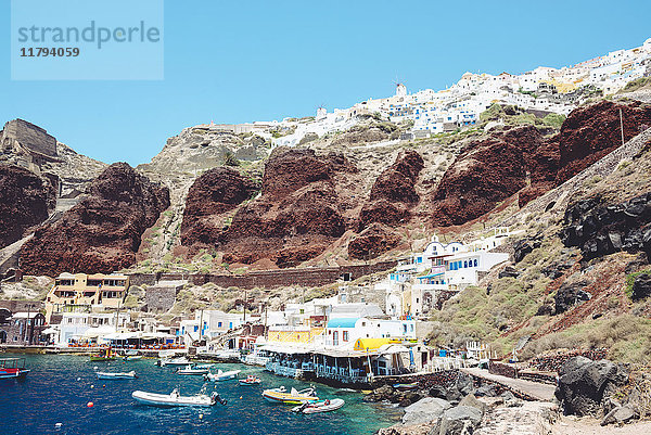 Griechenland  Santorini  Oia  Fischereihafen mit dem weißen Dorf über der Klippe