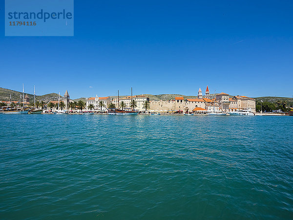 Kroatien  Dalmatien  Trogir  Altstadt  Riva Promenade und Palazzo