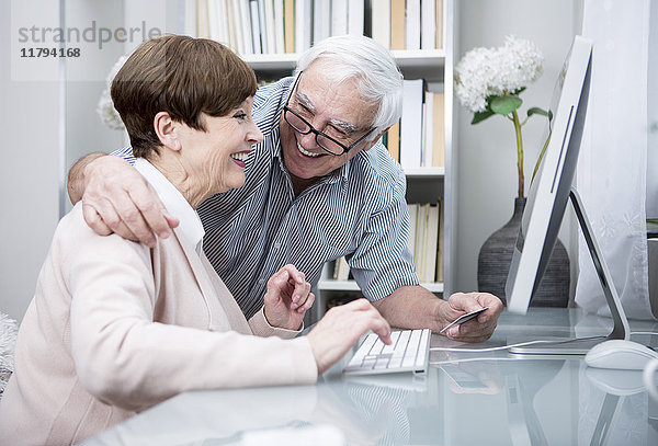 Seniorenpaar online einkaufen mit Kreditkarte
