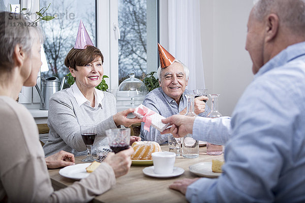 Zwei Seniorenpaare feiern Geburtstag  Toast mit Rotwein